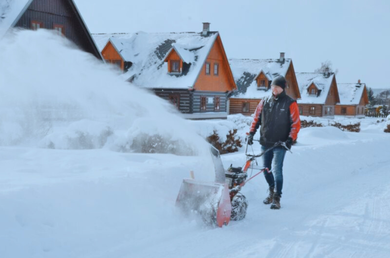 Mann mit Schneefräse
